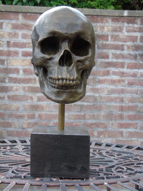 un crâne humain en bronze signé, MILO, Enlèvement ou Envoi, Bronze
