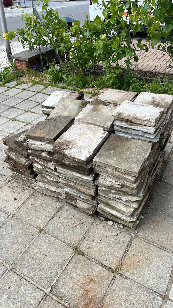 GRATIS AF TE HALEN – lot van +/- 130 tegels in huidige staat, Tuin en Terras, Tegels en Klinkers, Ophalen, Gebruikt, Beton, Overige typen