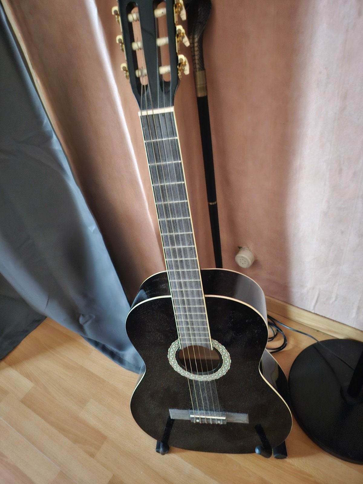 gitaar op statief, Enlèvement, Comme neuf