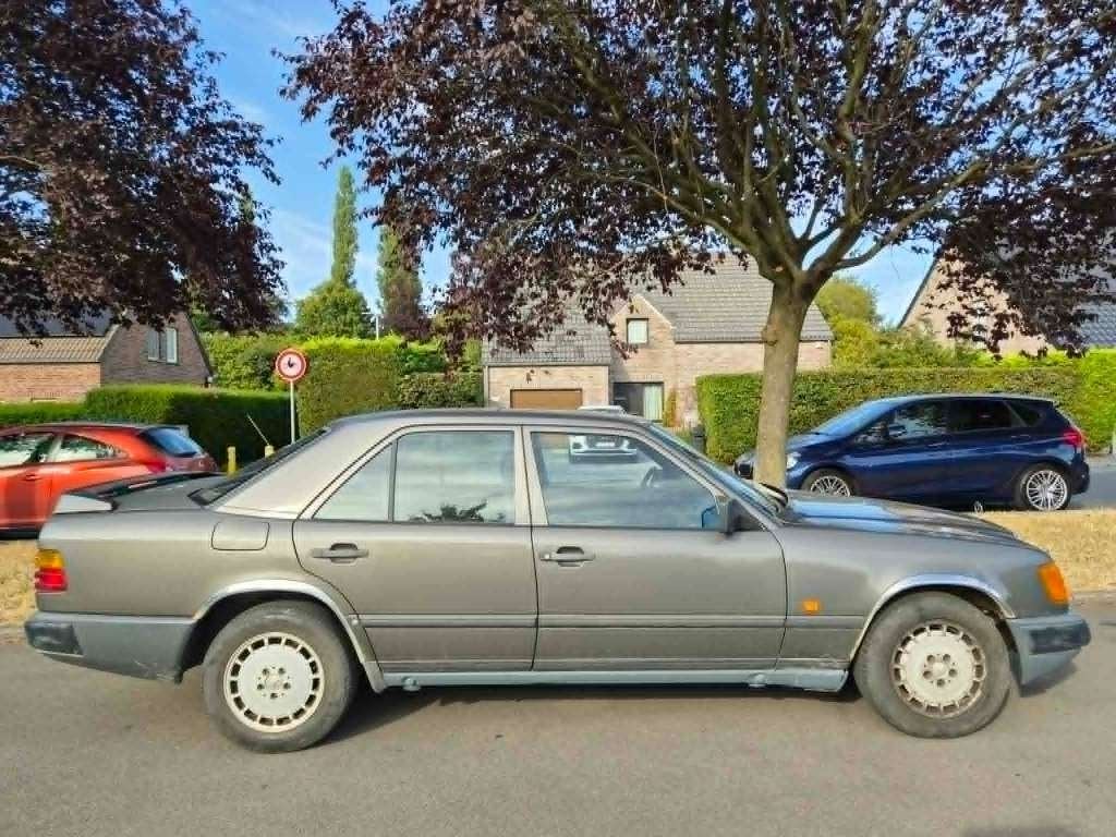 Mercedes 250D (Ancêtre Prête à immatriculer ), Argent ou Gris, Achat, Phares directionnels, Boîte manuelle