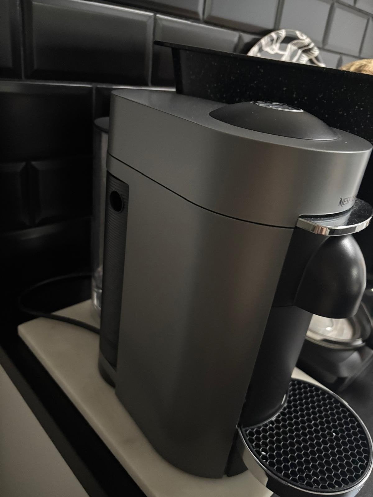Magimix Nespresso Vertio Plus (2 ans), Réservoir d'eau amovible, Dosettes et capsules de café, 1 tasse, Comme neuf