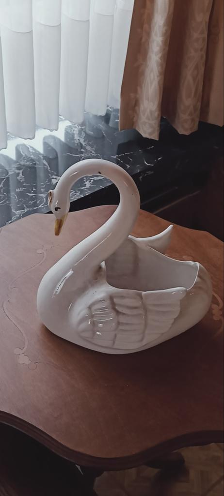 Pot de fleurs en forme de cygne, Enlèvement
