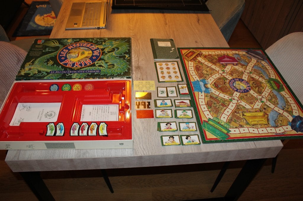 Les Mysteres de Pekin, Vijf spelers of meer, Ophalen of Verzenden, Gebruikt, MB spellen