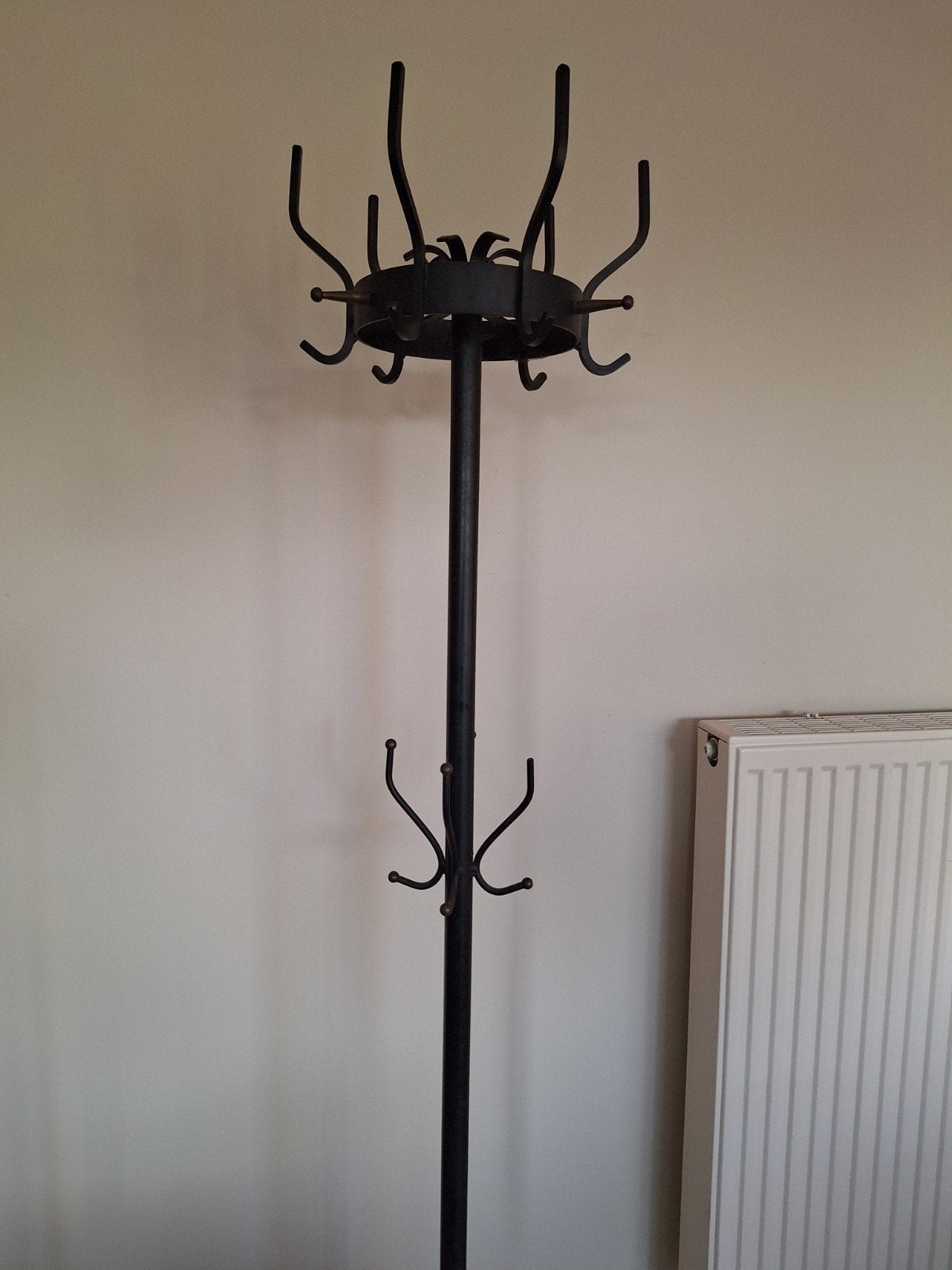 Porte-manteau sur pied perroquet en fer forgé noir
​Descript, Enlèvement, Utilisé