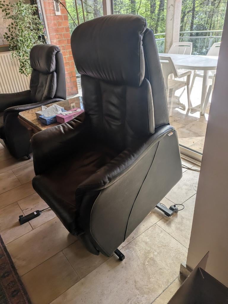 2 fauteuils releveurs électriques - cuir noir très bon état, Maison & Meubles, Fauteuils, Enlèvement, Cuir
