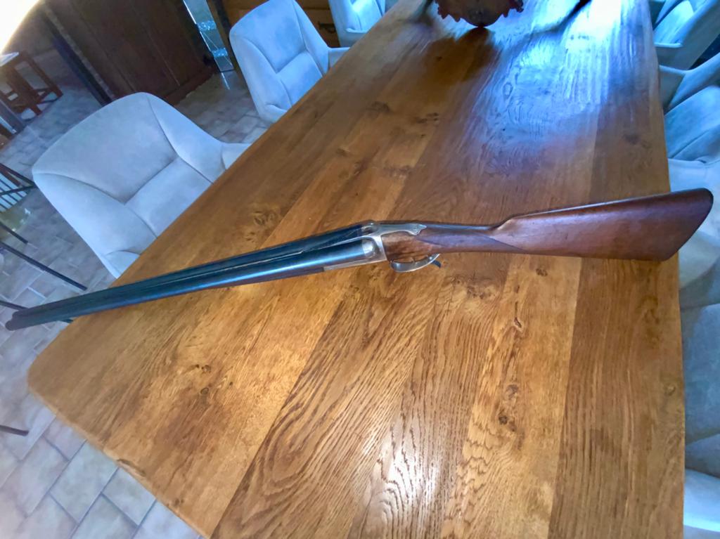 ANTIEK NAAST ELKAAR GEPLAATST JACHTGEWEER ONSCHADELIJK DECOR, Ophalen