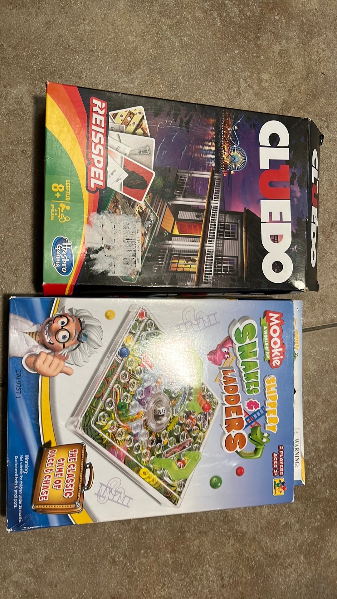 Twee reisspelletjes, cluedo en slippery snakes & ladders, Ophalen, Zo goed als nieuw