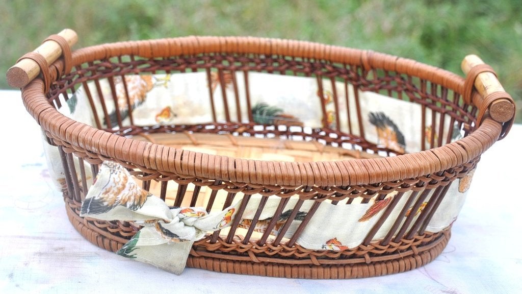 panier en rotin avec ruban et poignée, Maison & Meubles, Enlèvement ou Envoi, Osier, Ovale, Panier