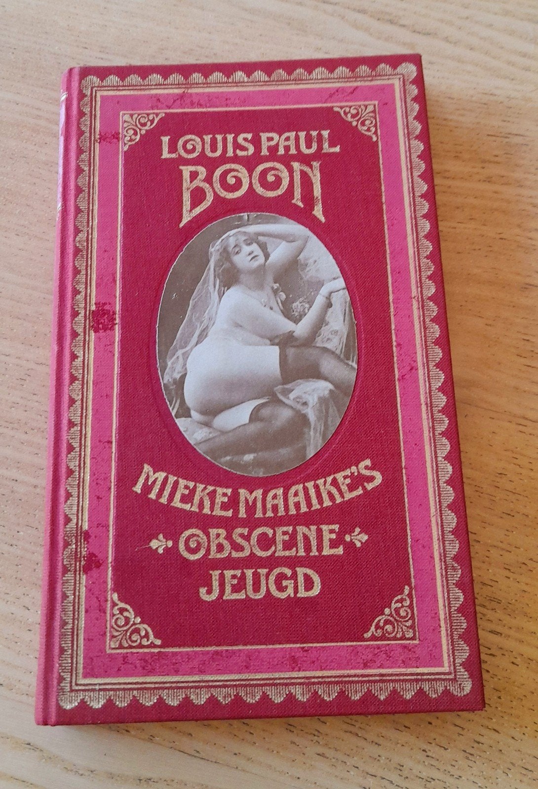 Mieke Maaikes obscene jeugd, Ophalen