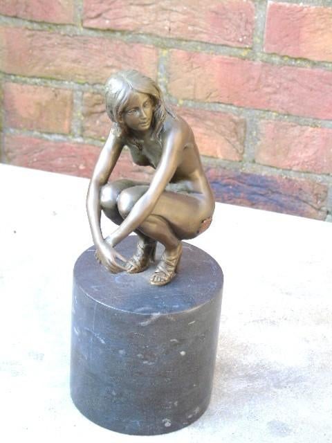 naakte vrouw gehurkt in brons, gesigneerd, MILO., Ophalen of Verzenden, Brons