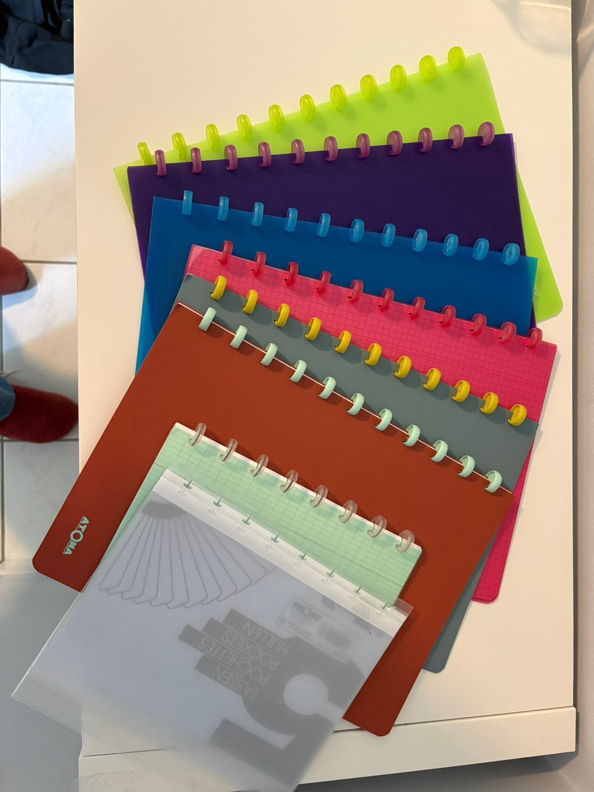 Bundel van 7 Atoma ringbanden/schriften + insteekhoezen, Ophalen of Verzenden, Zo goed als nieuw