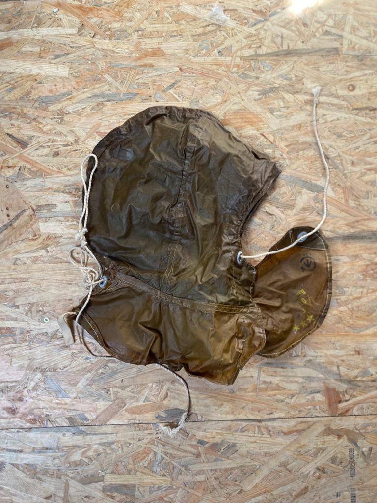 Canadian ww2 anti-gas hood cover helmet helm ww2, Verzamelen, Ophalen of Verzenden