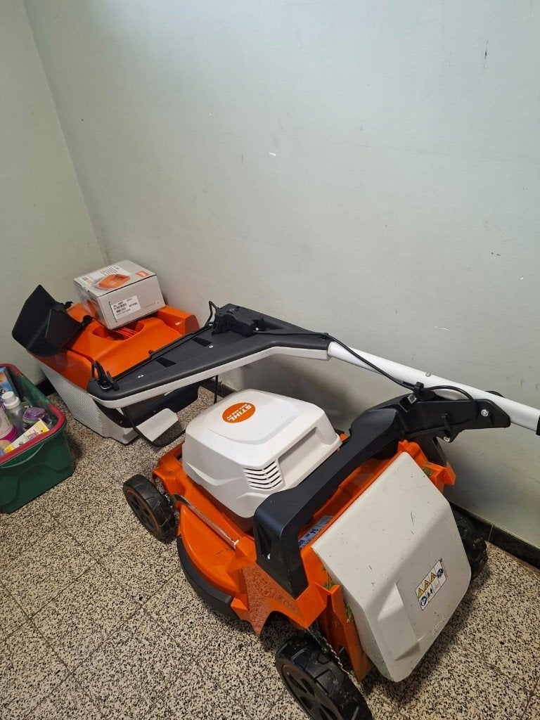 Tondeuse à gazon à batterie, Stihl, Tondeuses à gazon sur batterie, Comme neuf, 40 à 49 cm