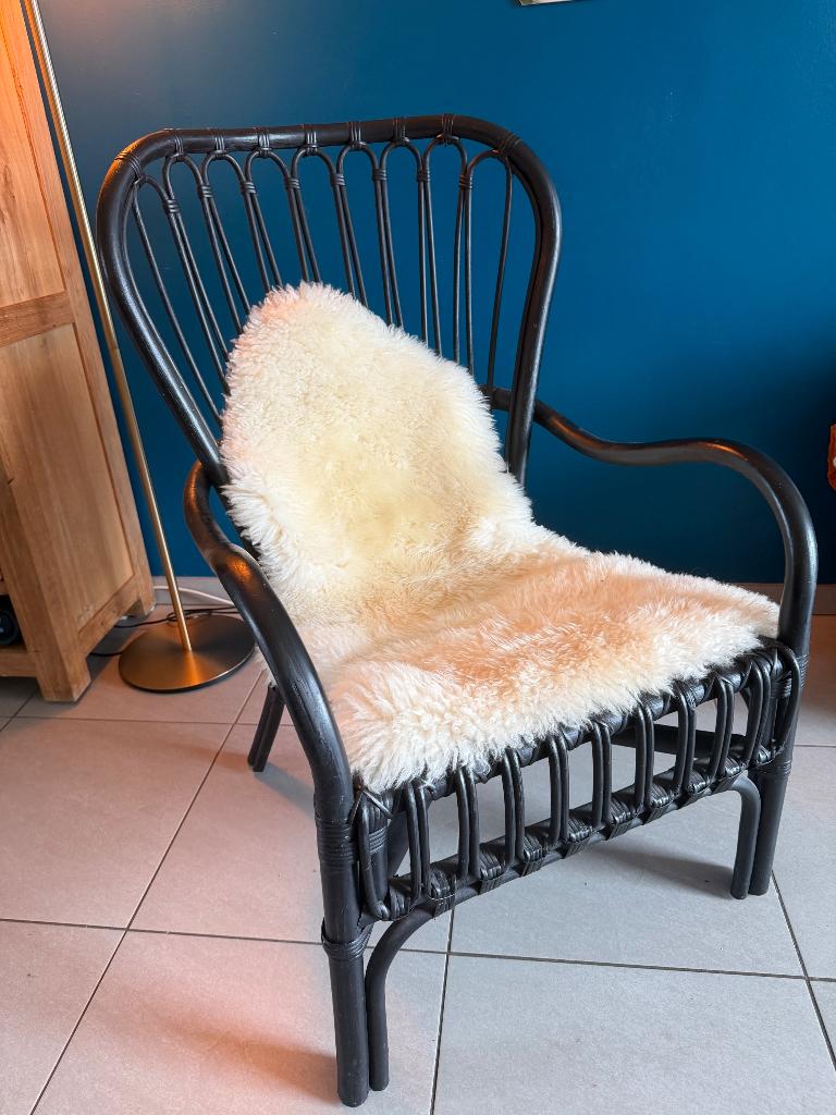 Rotan zetel - Storsele IKEA (incl. Vachtje), Huis en Inrichting, Fauteuils, Ophalen, Zo goed als nieuw, Riet of Rotan