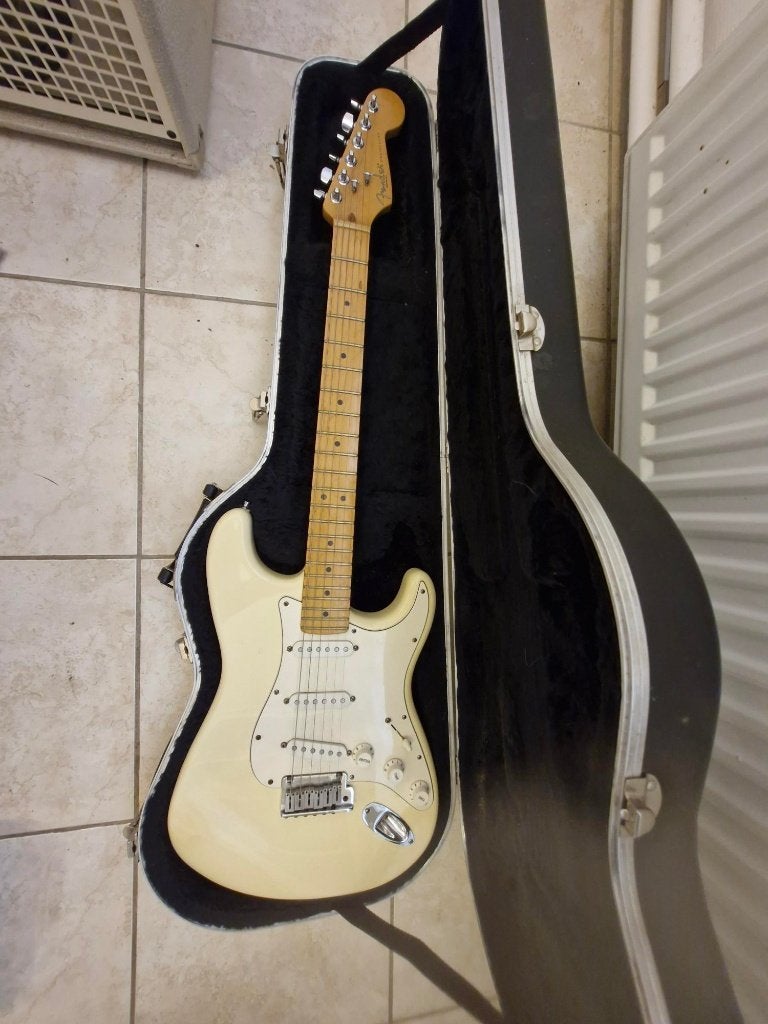 Fender stratocaster (USA made 1998), Muziek en Instrumenten, Snaarinstrumenten | Gitaren | Elektrisch, Ophalen, Fender, Met versterker
