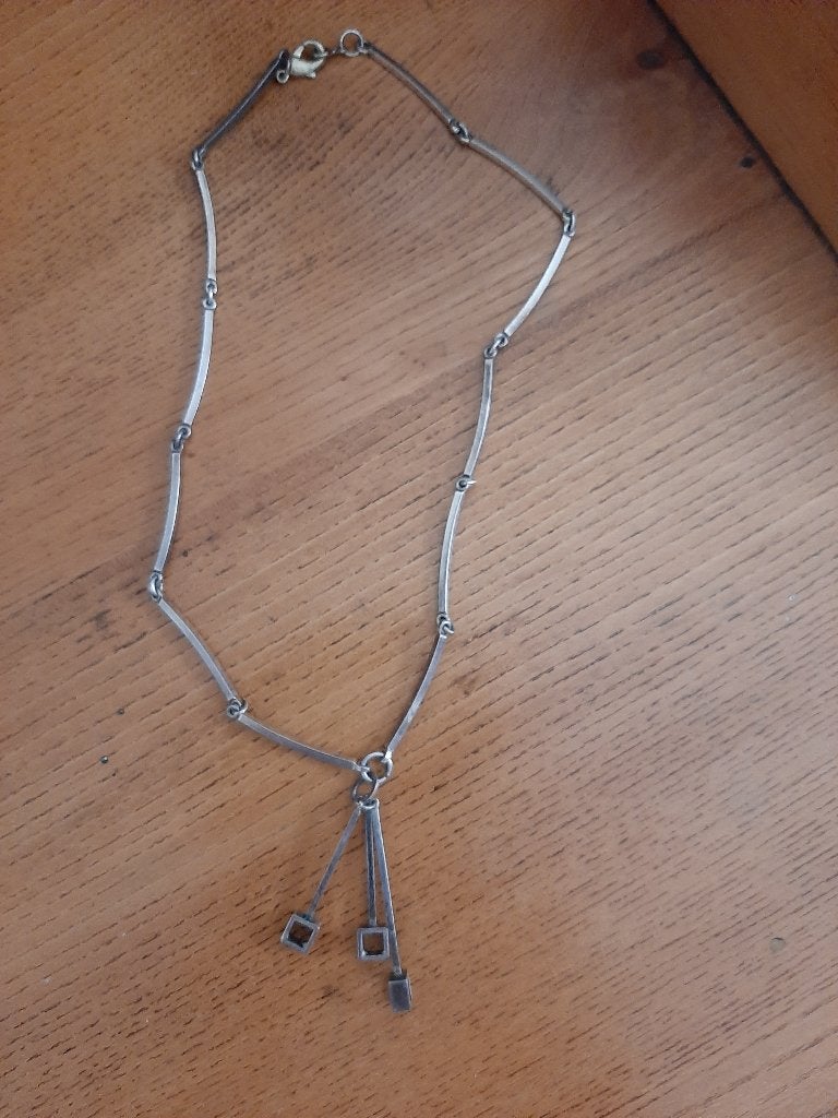 Collier en métal argenté et 3 petits pendentifs, Bijoux, Sacs & Beauté, Colliers, Enlèvement ou Envoi, Comme neuf, Autres couleurs