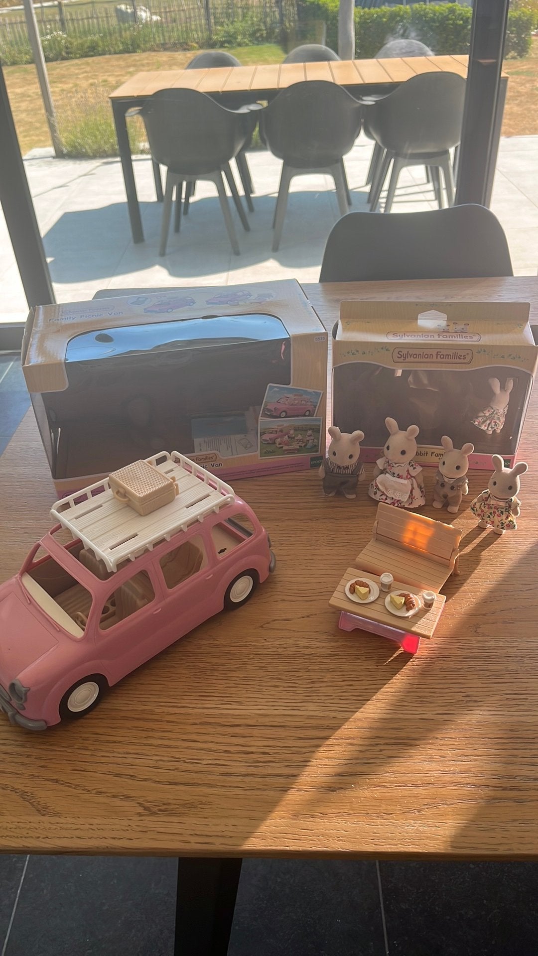 Sylvanian families 2 sets: picnic van en milk rabbit family, Enlèvement, Comme neuf