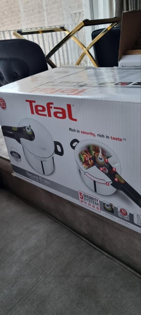 Cocotte Tefal Secure 5 Neo 6L, Huis en Inrichting, Keuken | Potten en Pannen, Nieuw, Kookpan of Snelkookpan, Inox, Inductieplaat
