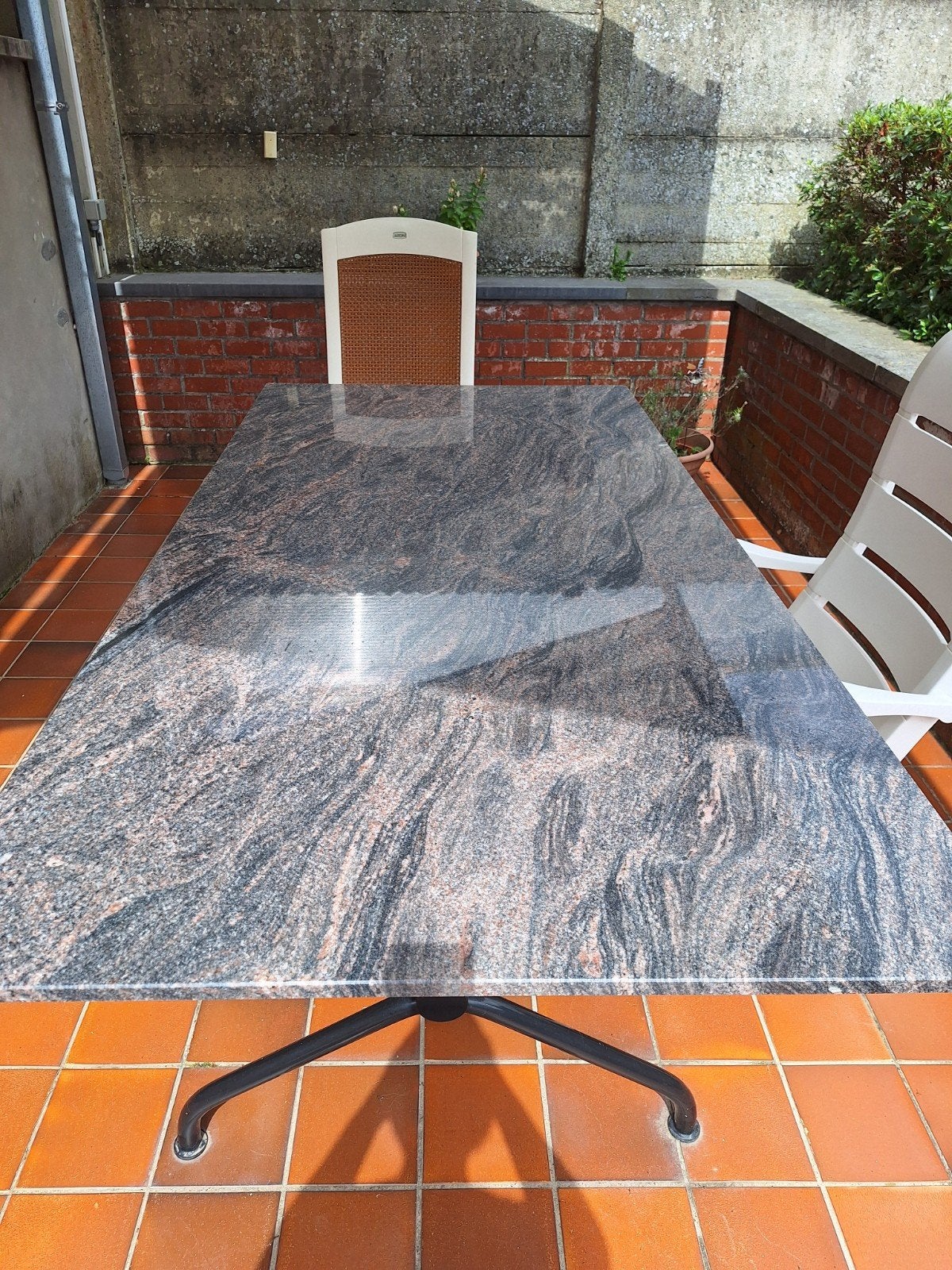 Belle table à manger en granit avec pied laqué en, Maison & Meubles, Tables | Tables à manger, 200 cm ou plus, Comme neuf, Enlèvement
