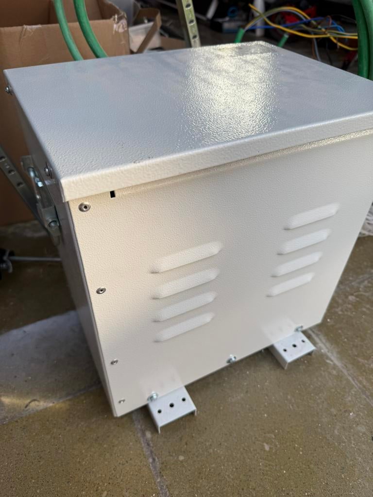 Transformateur 3x230V vers 3N400 (avec neutre) de 12kva, Bricolage & Construction, Électricité & Câbles, Utilisé, Enlèvement