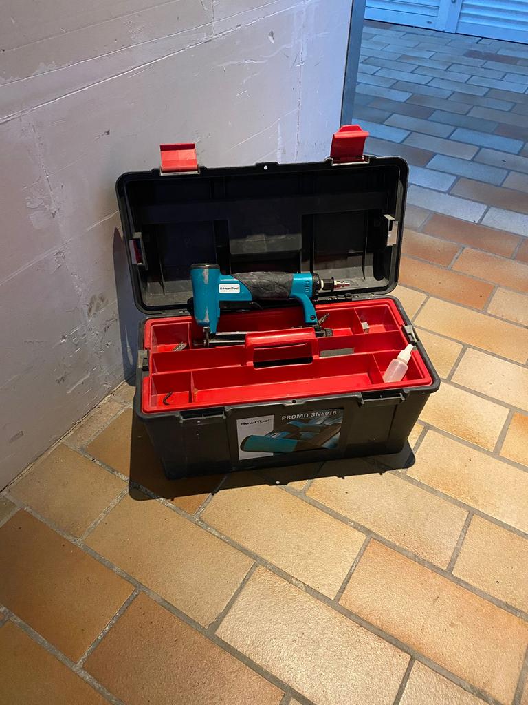 Hewitool SN8016 nietjesmachine op perslucht, Doe-het-zelf en Bouw, Ophalen, Zo goed als nieuw
