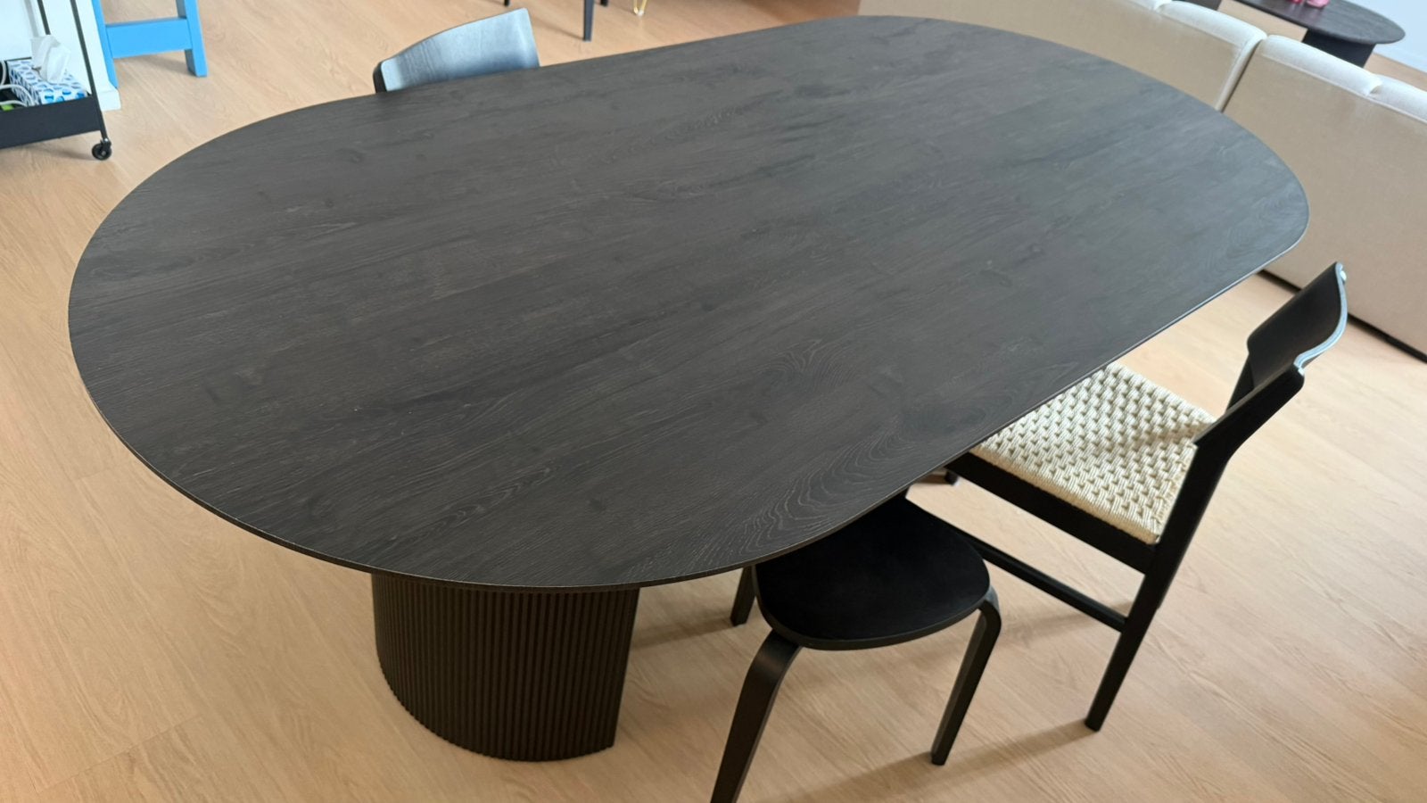Zwarte ovalen tafel in hout met stoelen, Ophalen, Zo goed als nieuw, Ovaal