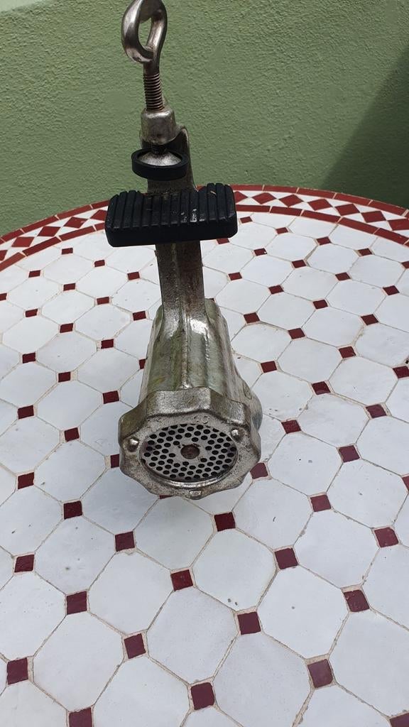 Antieke vleesmolen, Enlèvement