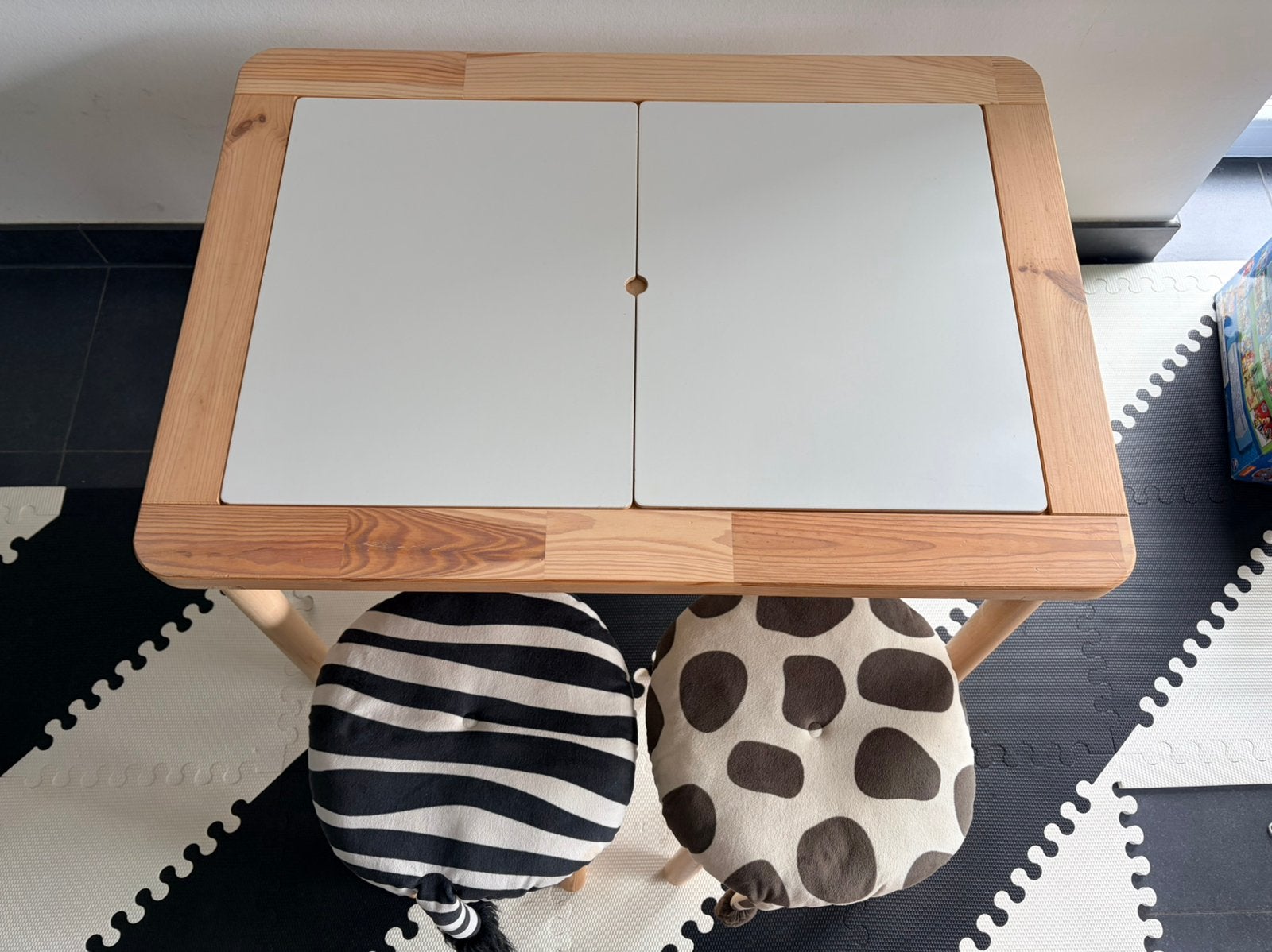 IKEA Flisat tafel met twee krukjes en hoezen, Ophalen, Zo goed als nieuw, Tafel(s) en Stoel(en)
