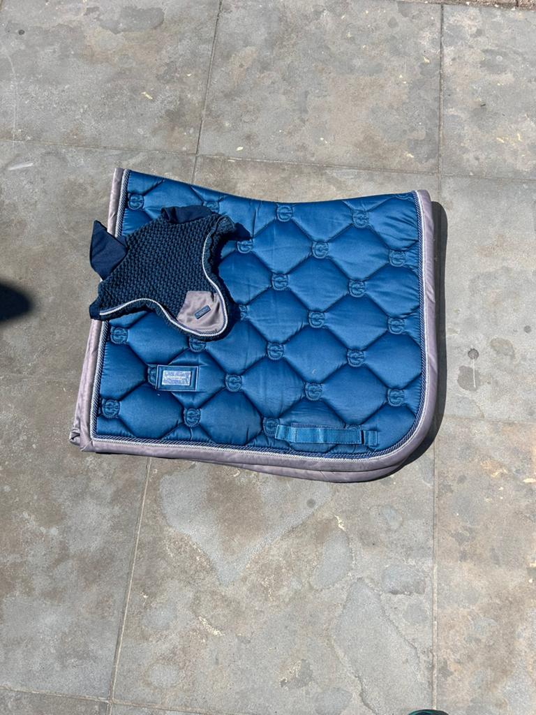 Zadeldekje + oornetje, Animaux & Accessoires, Chevaux & Poneys | Couvertures & Couvre-reins, Comme neuf, Tapis de selle, Equestrian Stockholm