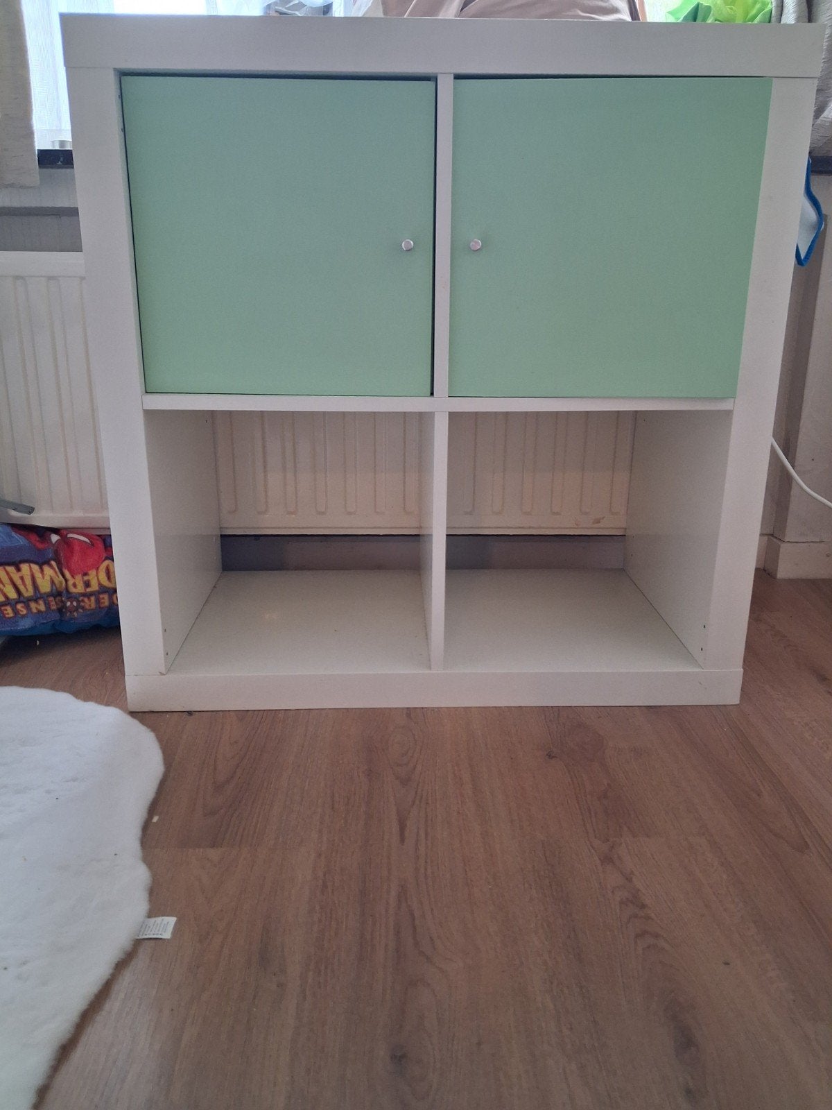 ikea KALLAX kast met 4 vakken- 2 mintgroene deurtjes, Huis en Inrichting, Kasten | Wandmeubels, Ophalen, Gebruikt, Minder dan 150 cm