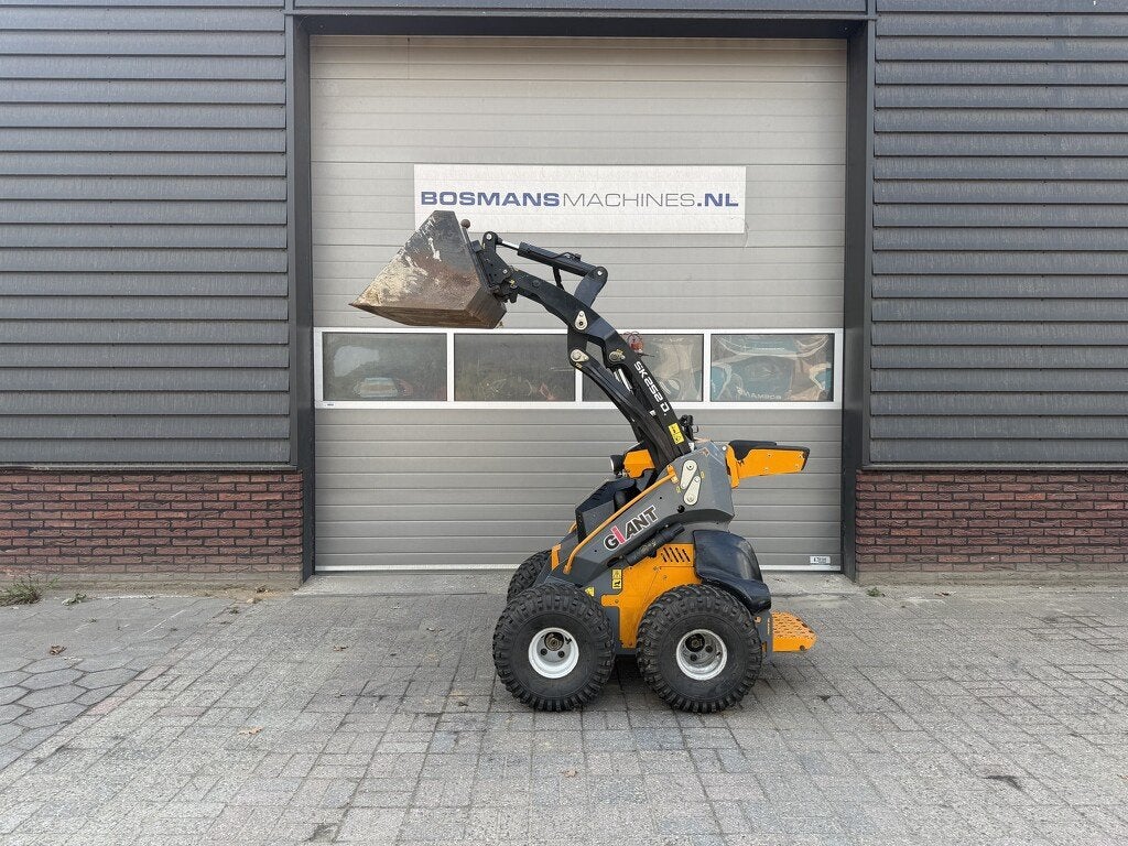 Giant SK252 D skid schranklader / minishovel 2019, Tobroco, Info@tobroco.nl, Sprendlingenstraat 57
5061 KM  Oisterwijk, NL, Chargeuse sur pneus ou Chouleur