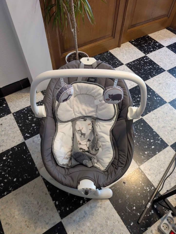 Balançoire et transat électriques pour bébés, Enfants & Bébés, Relax bébé, Autres marques, Enlèvement, Utilisé, Avec ceinture(s)