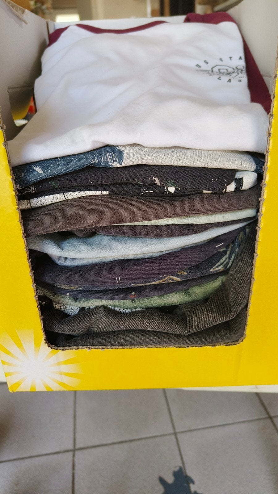 14 heren t shirts maat S en M en 2 jeans broeken, Maison & Meubles, Chambre à coucher | Linge de lit, Enlèvement