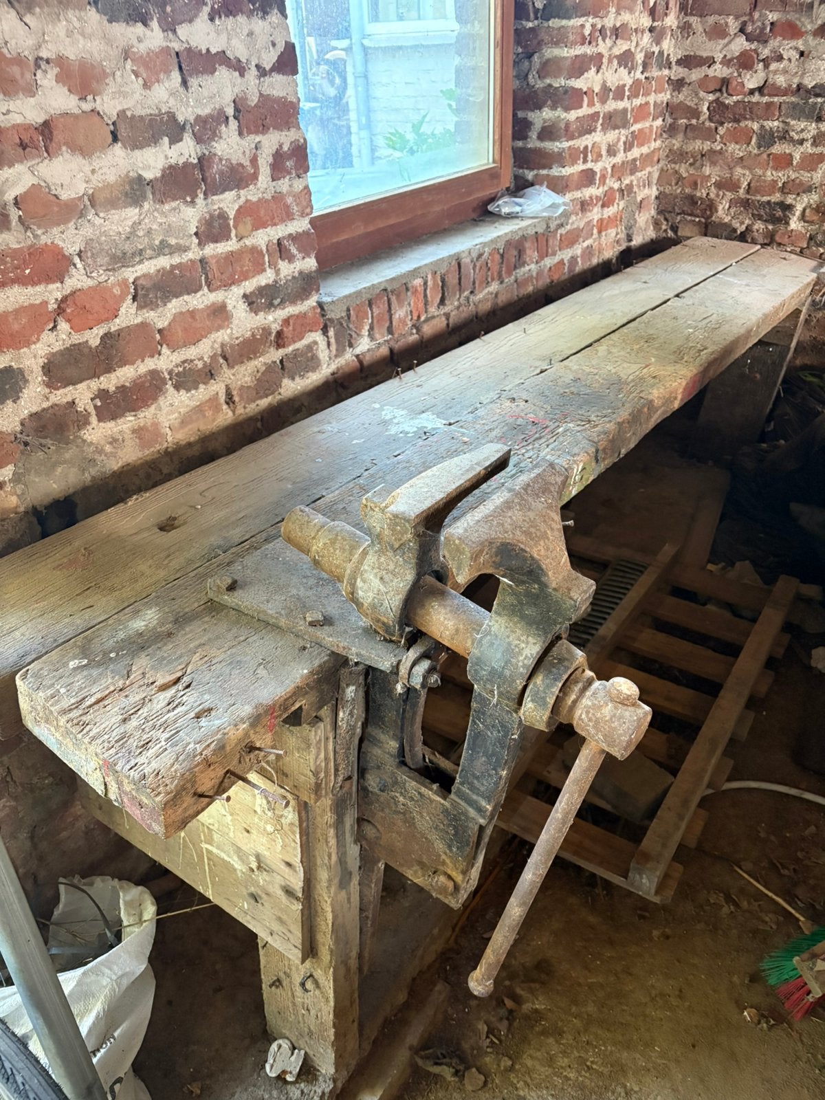 Ancien établi de menuisier avec étau en fonte – Bois massif, Bricolage & Construction, Enlèvement ou Envoi, Comme neuf, Étau