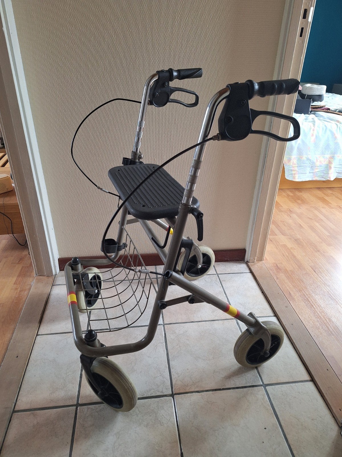 rollator met remmen en mandje, Ophalen