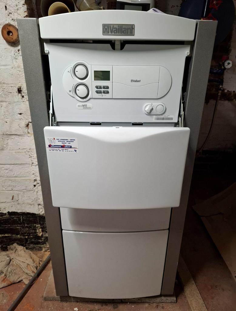 Chaudière à condensation à gaz HR Vaillant EcoVit (7 kW), Maison & Meubles, Armoires | Armoires à porte coulissante & Armoires à archives