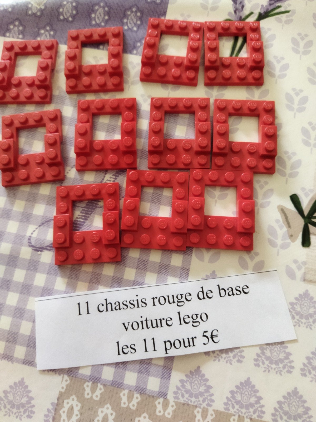 11  châssis rouges pour voiture de base, Comme neuf, Accessoire, Lego