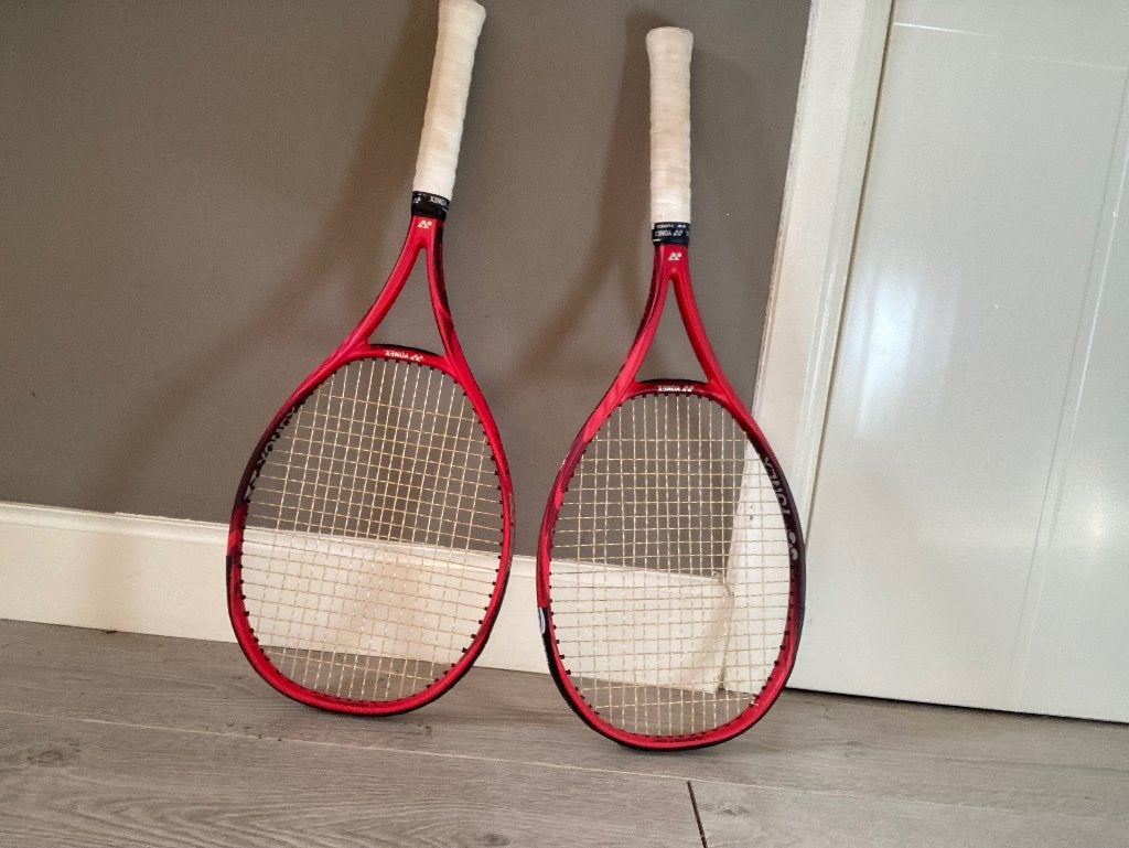 Yonex vcore 100 300g tennis rackets, Sports & Fitness, Autres marques, Enlèvement ou Envoi, Raquette, Comme neuf