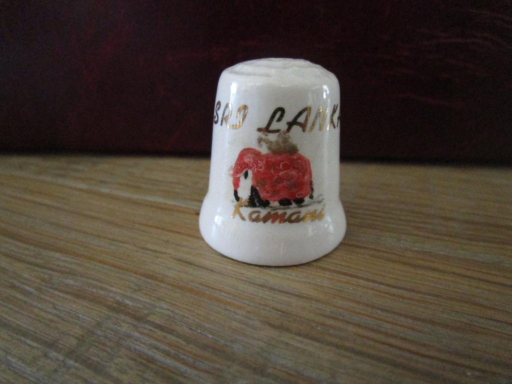 vingerhoedje Sri Lanka, Verzamelen, Vingerhoedjes, Ophalen of Verzenden, Nieuw, Porselein