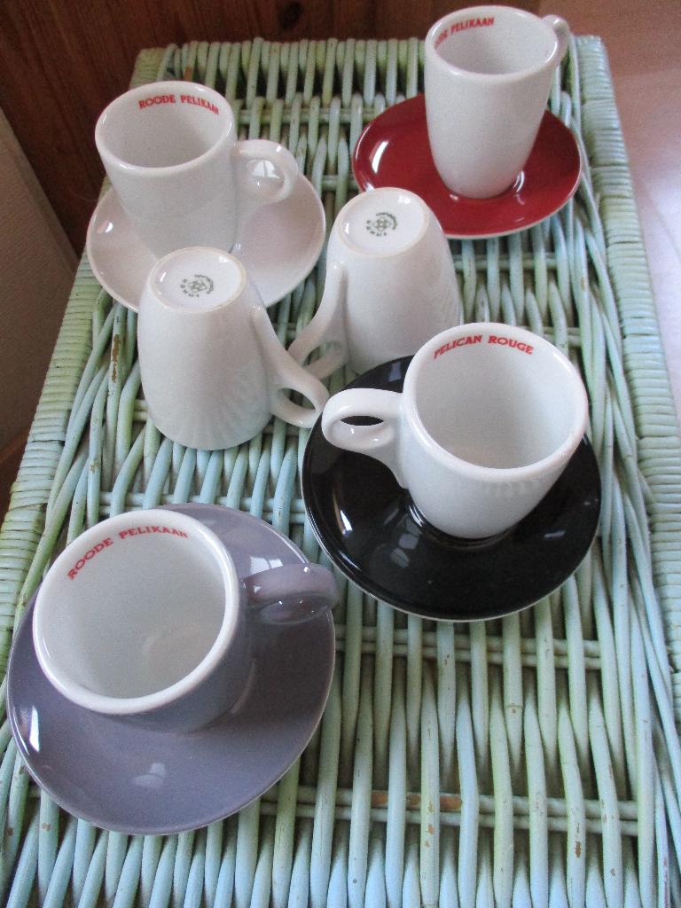 Roode pelikaan  kopjes en schoteltjes, Huis en Inrichting, Keuken | Servies, Ophalen of Verzenden, Zo goed als nieuw, Overige stijlen