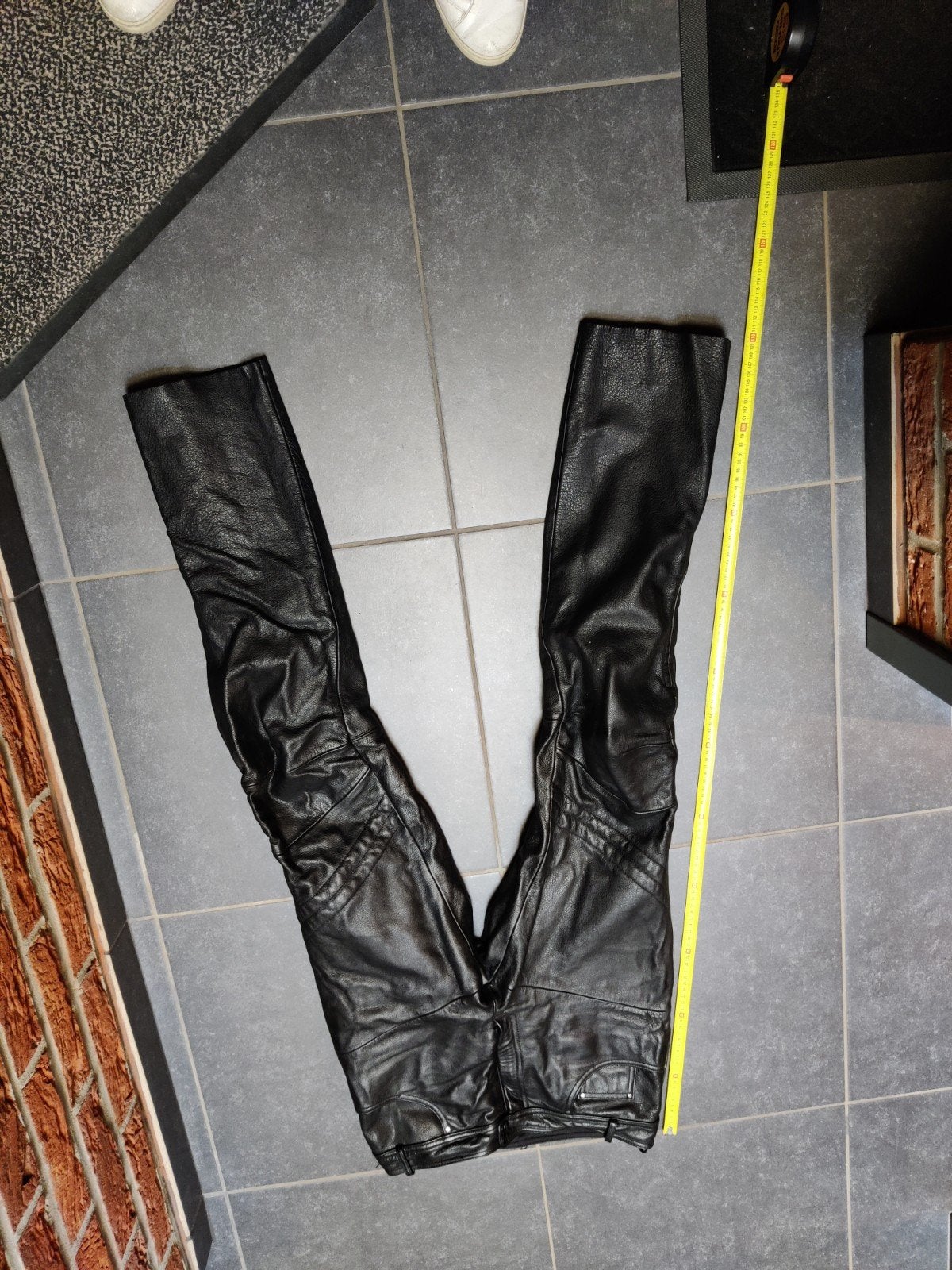Lederen broek, Ophalen
