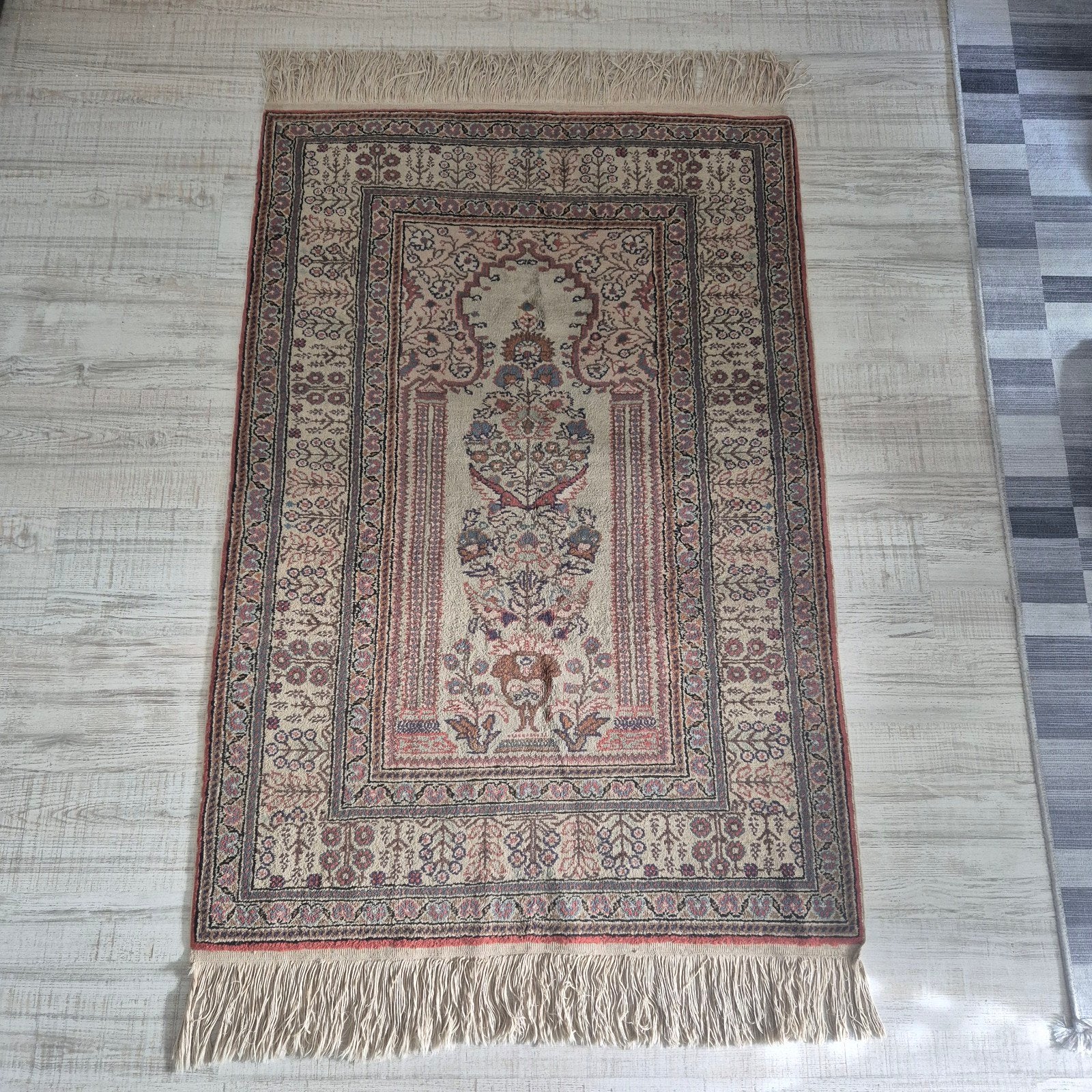 Tapis persan/oriental vintage – motif floral – 90  130 cm, Maison & Meubles, Ameublement | Tapis & Moquettes, Enlèvement ou Envoi
