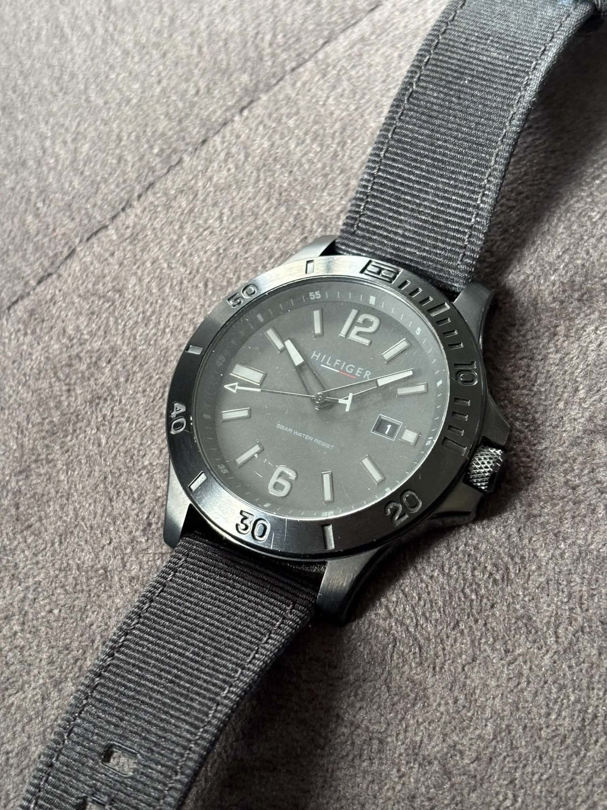 Montre Tommy Hilfiger noir, Enlèvement ou Envoi, Comme neuf