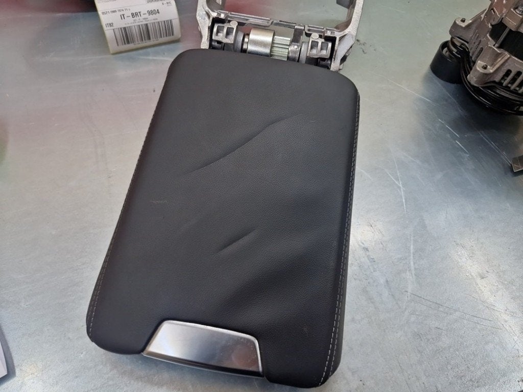 ACCOUDOIR CENTRAL Audi A6 (C8) (01-2018/-), Utilisé, Audi