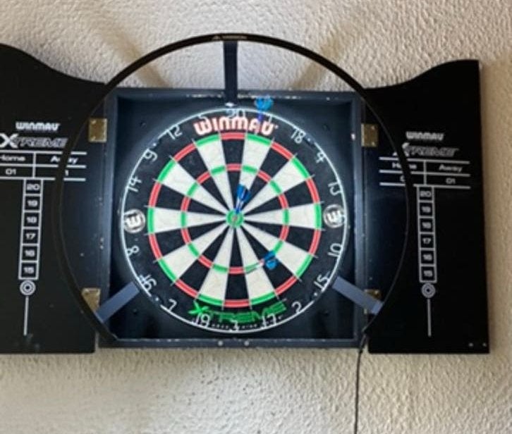 Darts setup met pijlen ringlicht en kast, Enlèvement ou Envoi, Comme neuf, Fléchettes