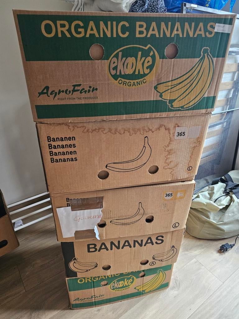 Lot de 5 boîtes de vêtements en forme de banane — différente, Enlèvement
