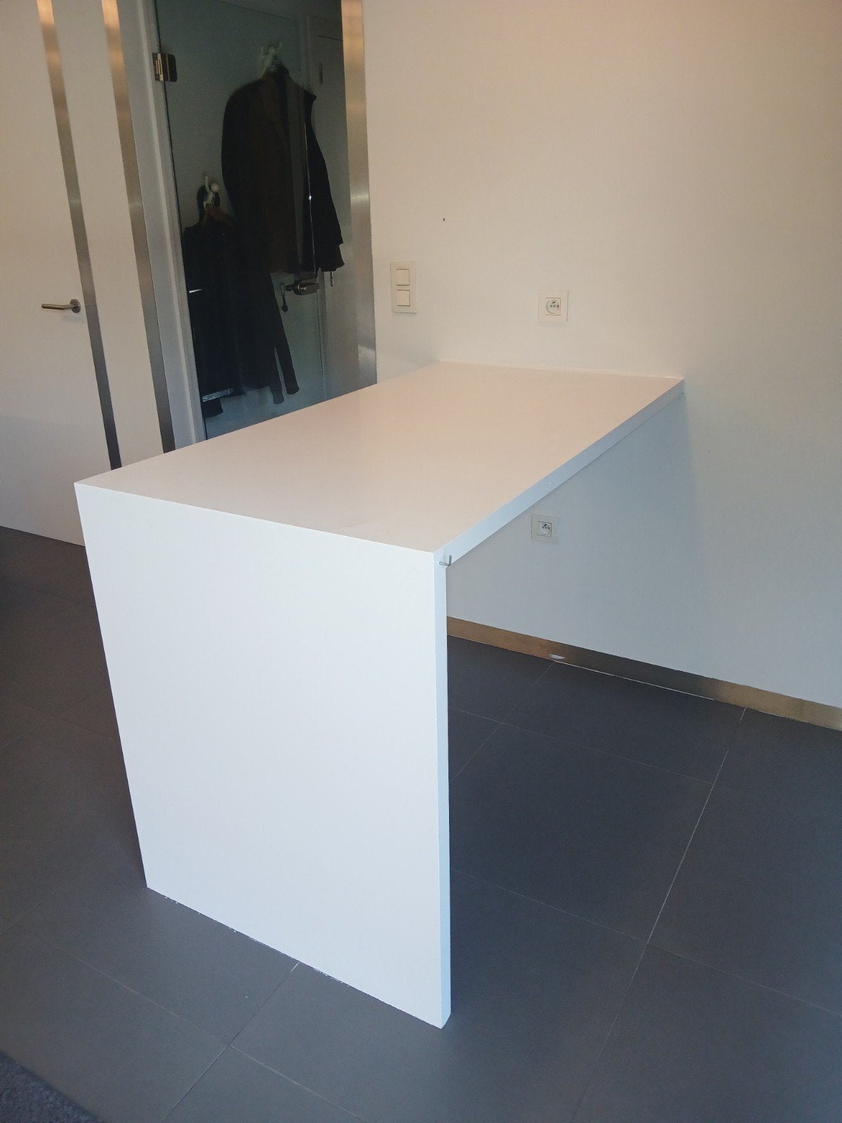 Hangtafel , toog. 140 x 75 x 95 hoog cm, Enlèvement