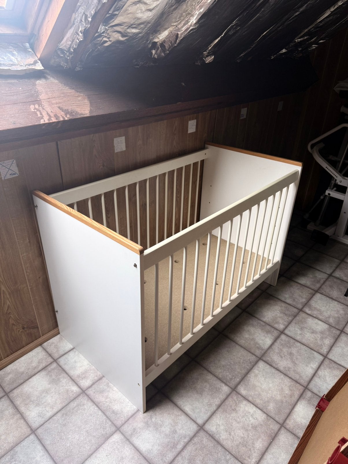 Lit cage pour bébé en bois avec barreaux., Enfants & Bébés, Enlèvement, Comme neuf, Lit