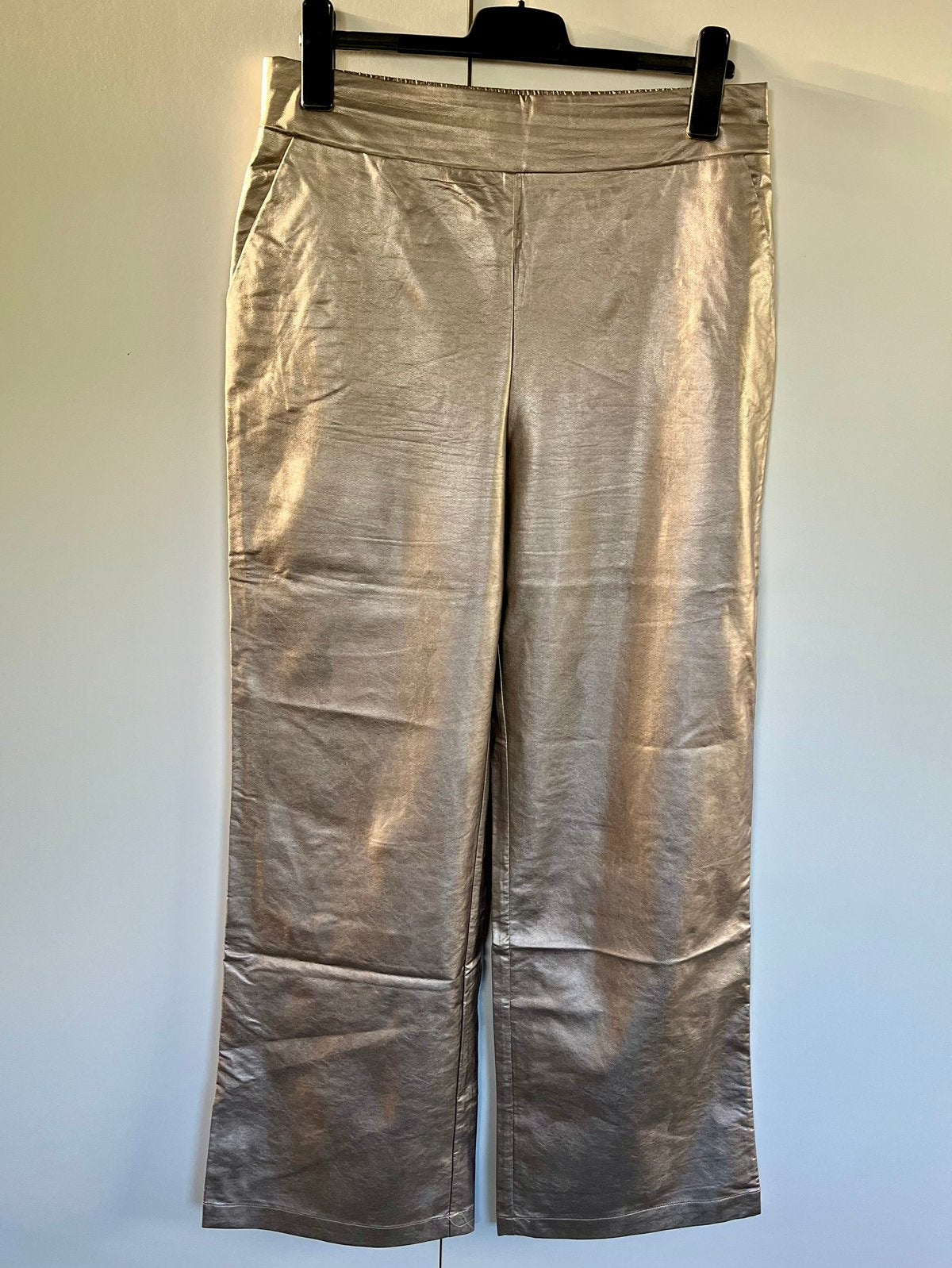 Metallic Gouden broek van Aimée The Label - Maat M, Kleding | Dames, Maat 38/40 (M), Ophalen of Verzenden, Zo goed als nieuw, Lang