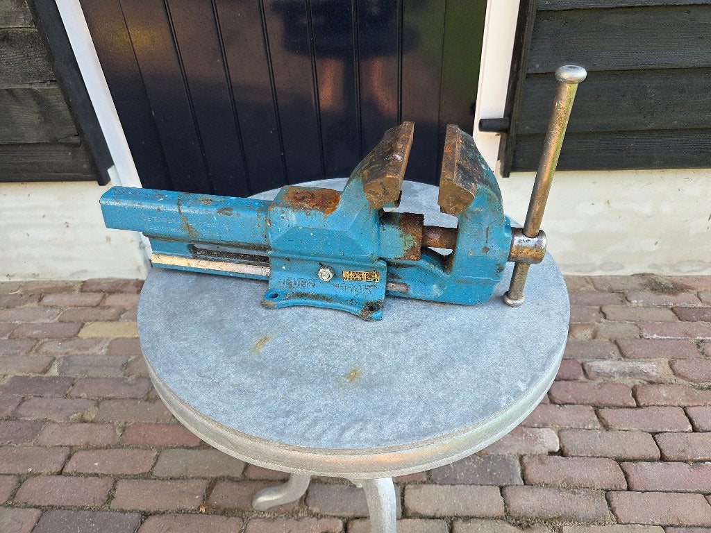 Front Heuer bankschroef Bek 14 cm Is ZGAN, Doe-het-zelf en Bouw, Ophalen, Zo goed als nieuw, Bankschroef